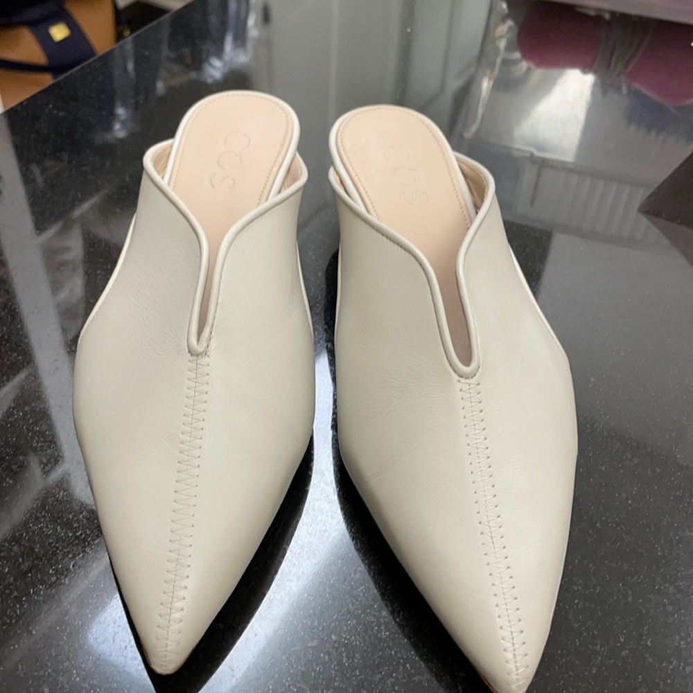 Worn two times, cute COS slides!  Wear all year long!